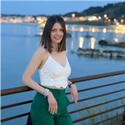 Laureata in Lingue e letterature per la didattica e la traduzione, cerca lavoro come insegnante di inglese, spagnolo e le rispettive letterature. Il proposito sarà quello di trasmettere passione per i temi trattati in modi sempre creativi e coinvolgenti